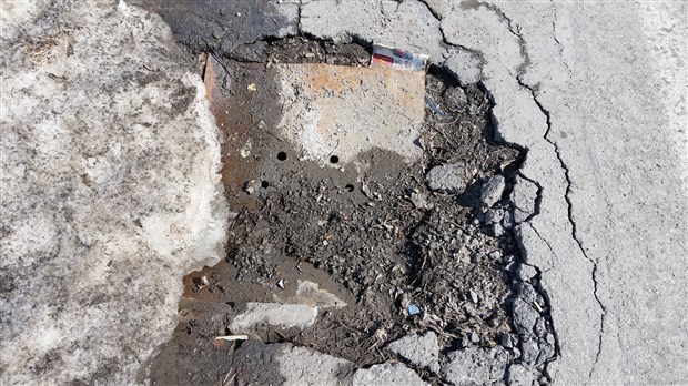 Importante crevasse en bordure de route: le conseiller St-Jean veut que la Ville bouge