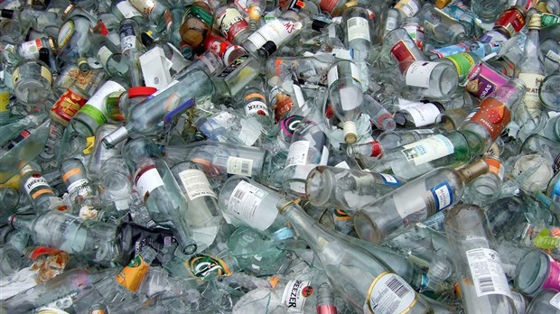 Recycler le verre plutôt que l'enfouir : la consigne demeure plus pertinente que jamais