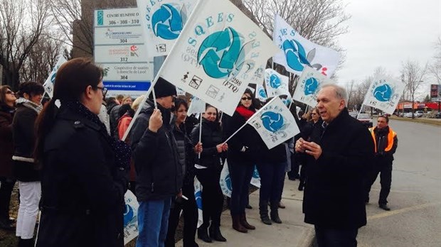 Des travailleurs de la santé inquiets manifestent au CRDITED de Laval