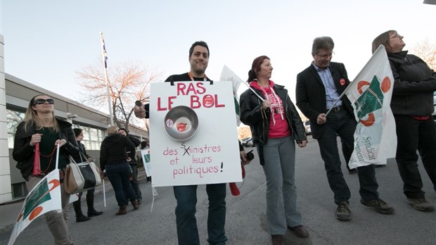 Les enseignants manifestent devant la Commission scolaire de Laval