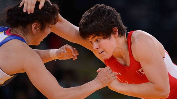 La lutteuse Martine Dugrenier accroche son maillot