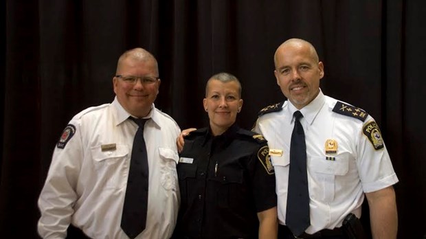 Des policiers rasés pour la bonne cause