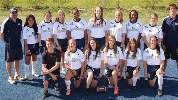 Les Empereurs du Collège Letendre championnes régionales en flag-football