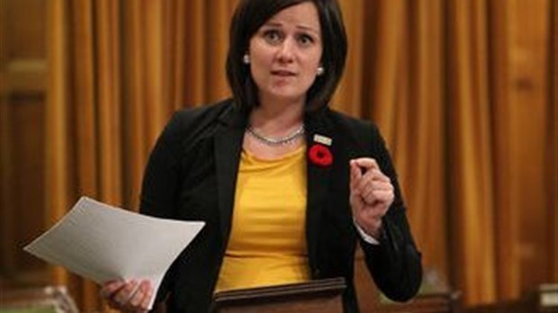 Rosane Doré Lefebvre a remis un guide des services pour les aînés à tous les foyers de son comté