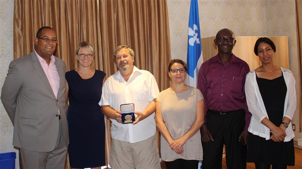 L'organisme l'Entraide a reçu la médaille de l'Assemblée nationale pour sa collaboration avec le ministère de l'Immigration
