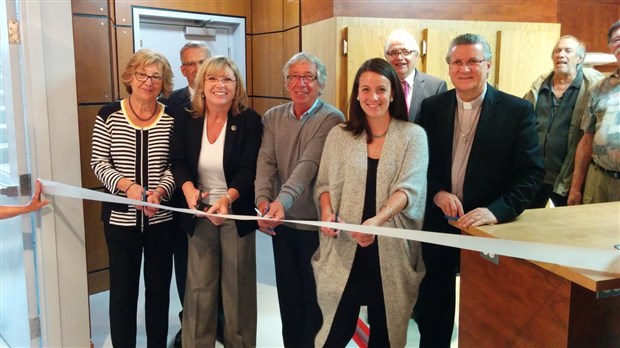 Rosane Doré Lefebvre a participé à l'inauguration de l'ascenseur à la salle communautaire de Saint-François