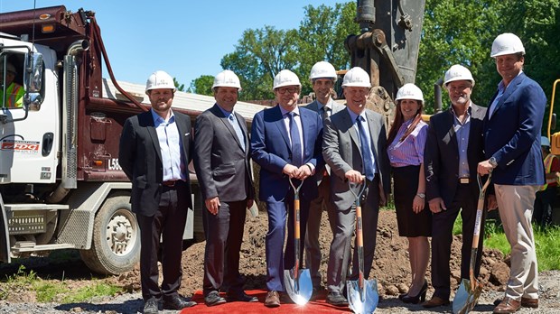 La première pelletée du projet résidentiel de prestige LL sur le Lac, un investissement de près 100 millions à Laval-sur-le-Lac