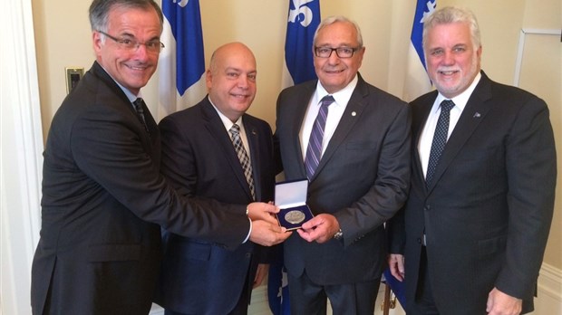 Les députés de Chomedey et de Marguerite-Bourgeoys octroient la médaille de l’Assemblée nationale à M. John Galianos