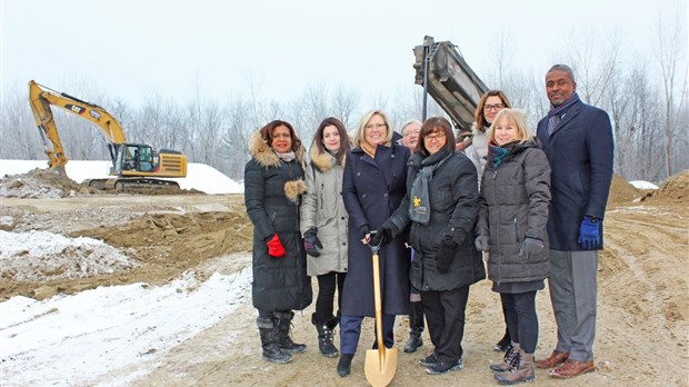 Une première pelletée de terre pour la construction de la nouvelle école à Vimont-Auteuil