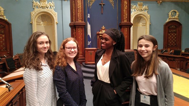 Le député Saul Polo salue la participation d’élèves du Mont-de-La Salle au Parlement des jeunes à l’Assemblée nationale