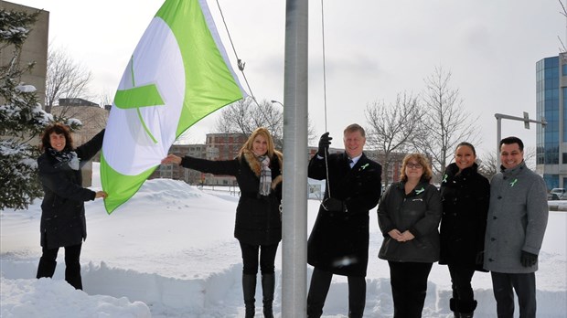Le drapeau de la persévérance scolaire hissé à l'hôtel de ville de Laval