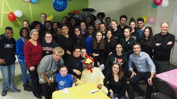 Jean Habel félicite le conseil des élèves de l’école Curé-Antoine-Labelle 