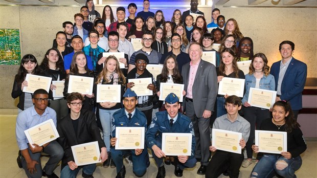 Le maire de Laval honore des jeunes lavallois pour leur dévouement dans la communauté