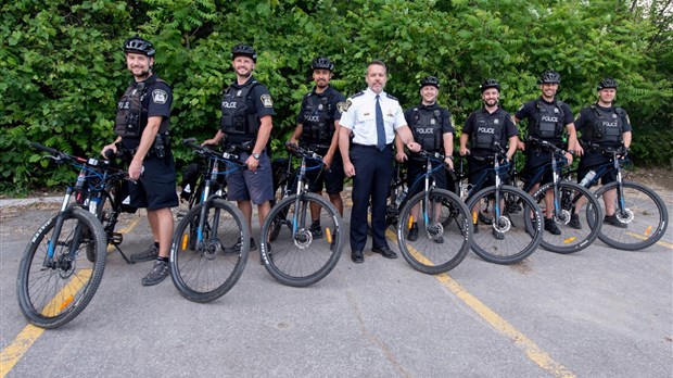 Policiers à vélo dans les rues de Laval