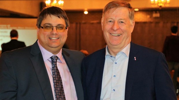 Éric Morasse en campagne avec le maire Marc Demers