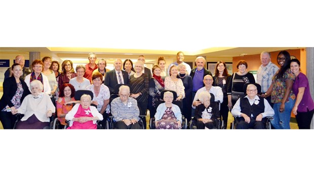 L’anniversaire de six centenaires au Centre d’hébergement Idola-Saint-Jean