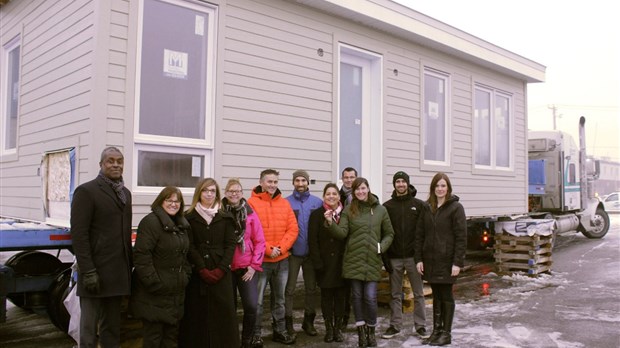 Les élèves du Centre de formation Le Chantier offre une maison  à la communauté Anishnabe du Lac-Simon