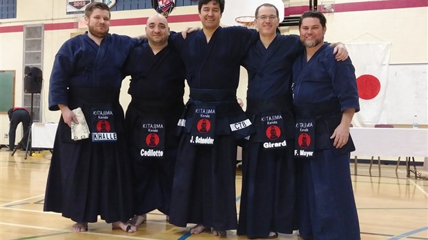 Une coupe pour le club de sportif lavallois Kitajima Kendo à sa première sortie