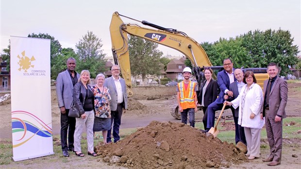 Première pelletée de terre pour la construction de la nouvelle école à Laval-des-Rapides