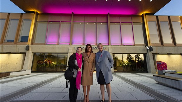 L'Hôtel de Ville de Laval tout de rose illuminé, en soutien au Mois de sensibilisation du cancer du sein