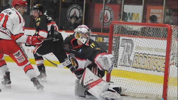 Hockey: une seconde victoire des Pétroliers face aux Éperviers de Sorel-Tracy
