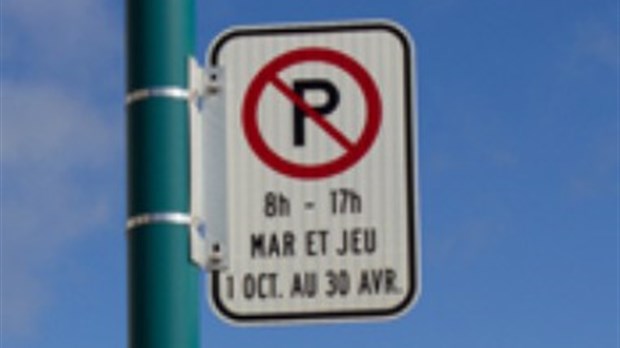 Le stationnement saisonnier permis des deux côtés de la rues pour les Fêtes