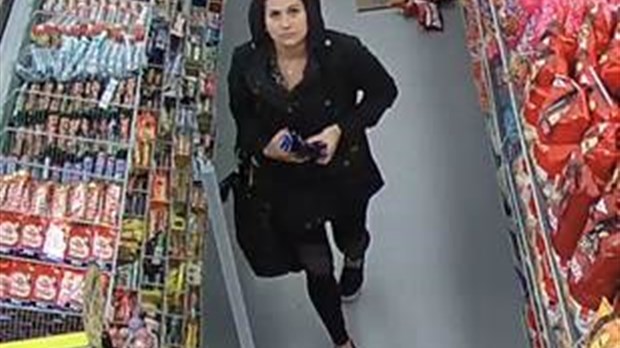 Elle asperge un agent de sécurité de poivre de cayenne et prend la fuite