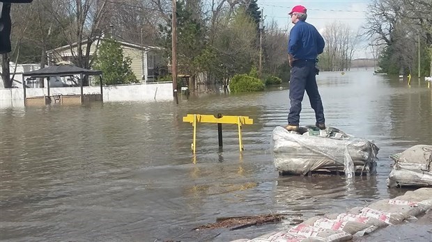Inondations: Distribution de sacs de sable à Laval