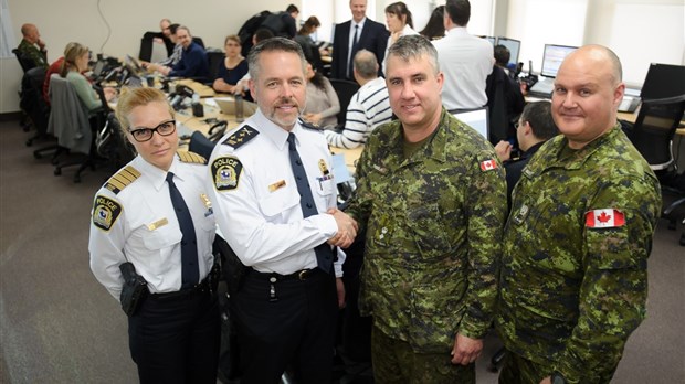 L'armée visit le Centre de coordination des mesures d’urgence de la Ville de Laval