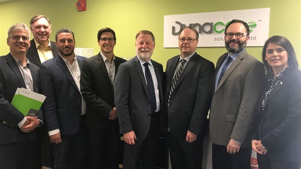 Le maire de Laval visite le laboratoire Dynacare
