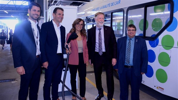La STL dévoile le premier autobus électrique urbain d’une autonomie de 250 km au Québec 