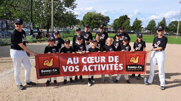 Baseball: quand les filles battent les garçons, l’année incroyable des Tornades de Laval