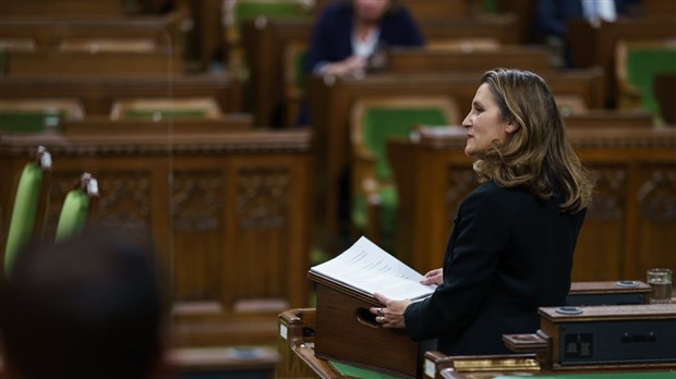 Chrystia Freeland annonce un déficit de 382 milliards de dollars