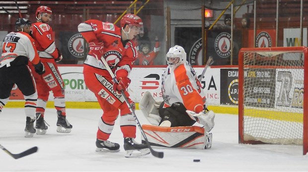 Hockey: face à Thetford Mines, les Pétroliers l'emportent 6 à 5