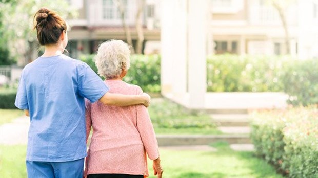 Main-d’œuvre en renfort: 305 nouveaux préposés aux bénéficiaires dans les CHSLD dès cet été