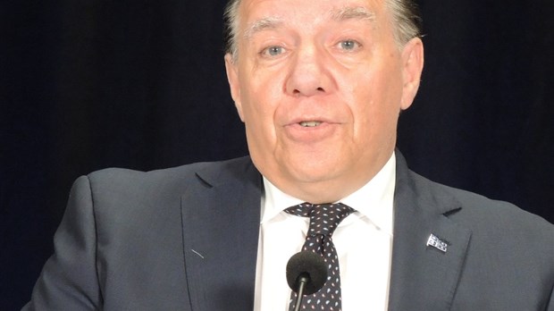 « Je ne veux pas que des irresponsables dans les bars menacent la rentrée scolaire », dit Legault