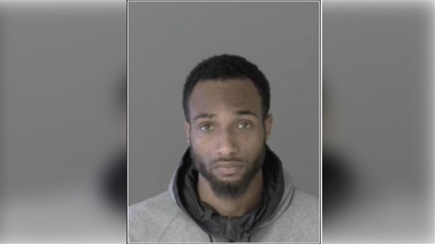 Un homme de 23 ans est activement recherché par les policiers