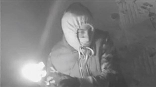 Incendie criminel: un suspect à identifier à Laval 