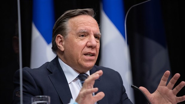 François Legault revient sur le port du masque à l'extérieur