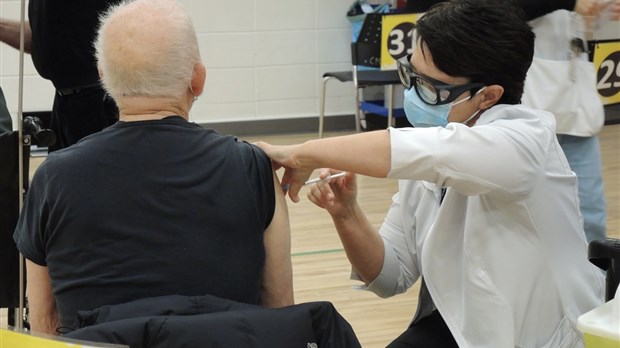 Près de 50 % des Canadiens ont maintenant reçu une première dose