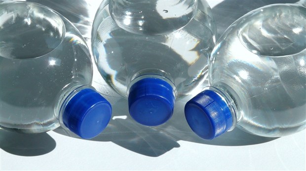 Devant les tribunaux pour mettre fin au secret des embouteilleurs d’eau au Québec