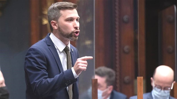 François Legault se lave les mains de tout ce qui va mal, accuse Gabriel Nadeau−Dubois