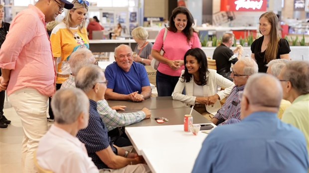 En visite à Laval, Dominique Anglade discute de la baisse d’impôt pour la classe moyenne