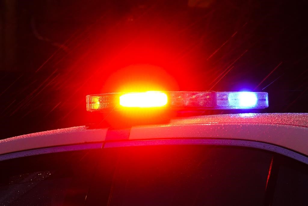Laval: policier à pied gravement blessé lorsque fauché par une automobile, lundi