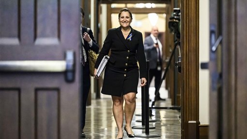 Freeland va de l'avant pour faire adopter des crédits d'impôt, exemptions de la TPS