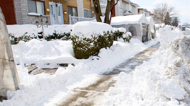 Trottoirs glacés: La Ville de Laval invite à la prudence