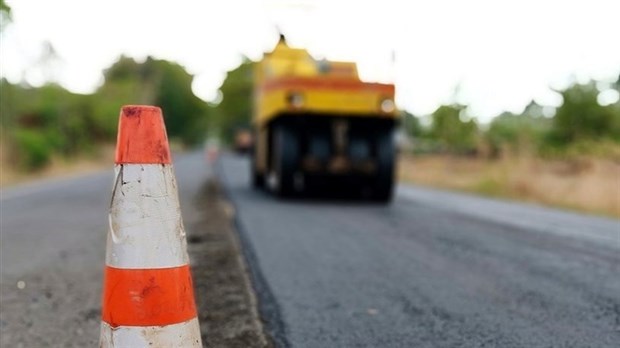 Travaux d'asphaltage sur l'autoroute 440