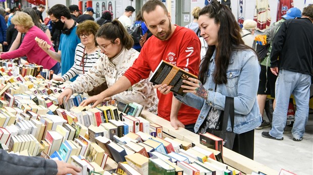 Bibliovente 2024 des Bibliothèques de Laval à la Place Bell