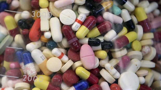 Trop de médicaments? Voici comment en parler à votre médecin