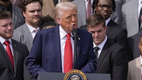 Trump évoque un possible sursis des droits de douane sur les automobiles